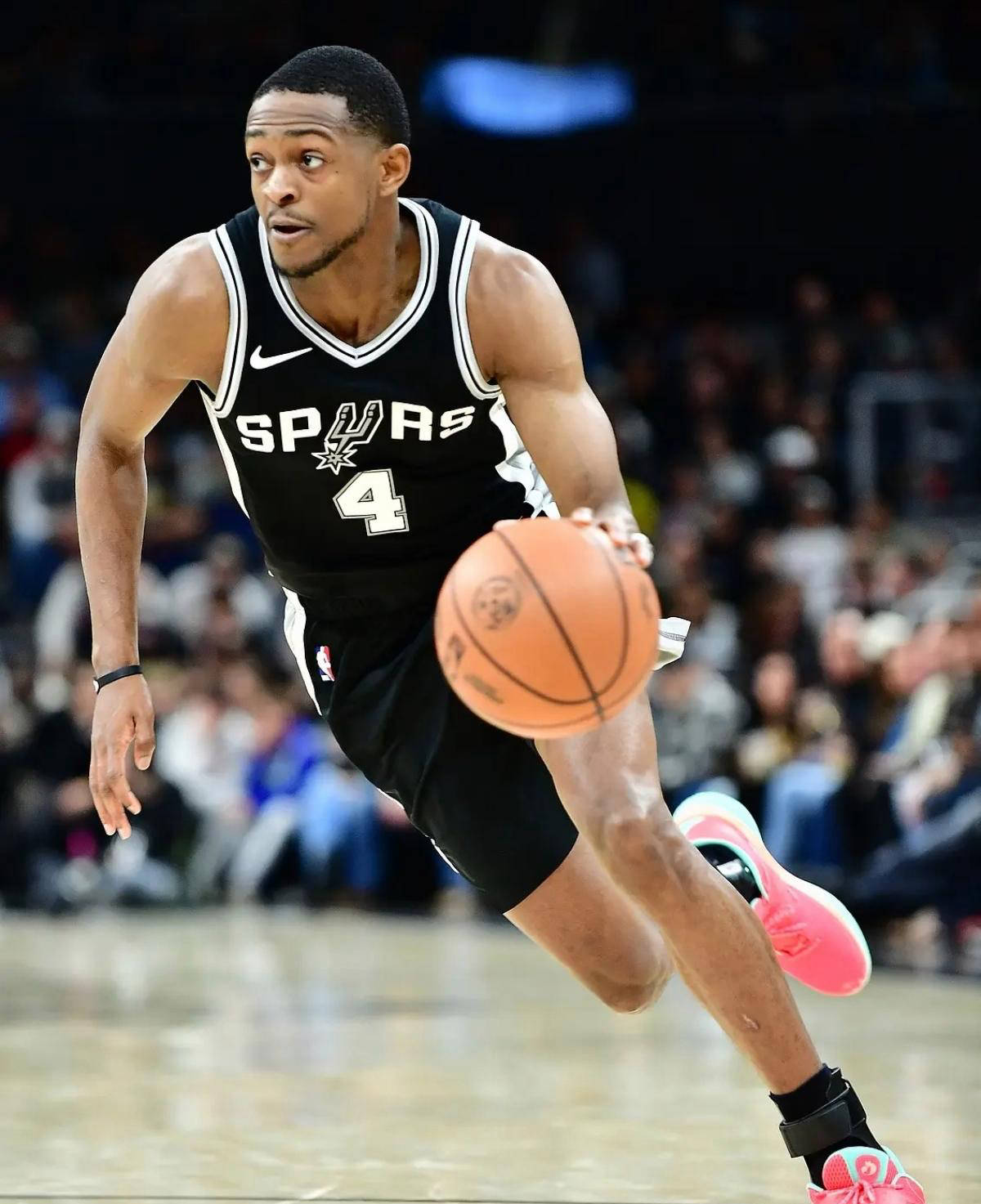 圣安东尼奥马刺备受关注的顶薪提前续约谈判成功