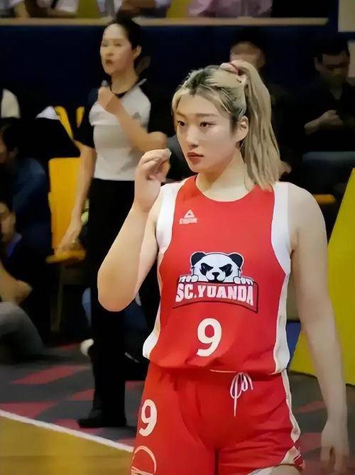 化妆染发做美甲，卷入“小三风波”的李梦，撕开体育圈的伪善