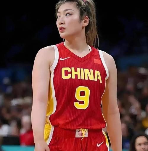 化妆染发做美甲，卷入“小三风波”的李梦，撕开体育圈的伪善