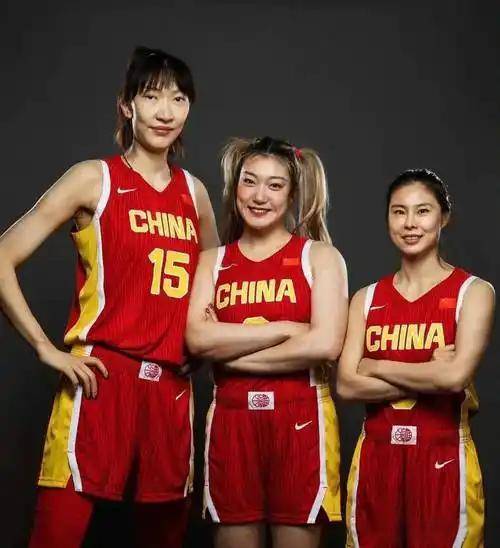 化妆染发做美甲，卷入“小三风波”的李梦，撕开体育圈的伪善