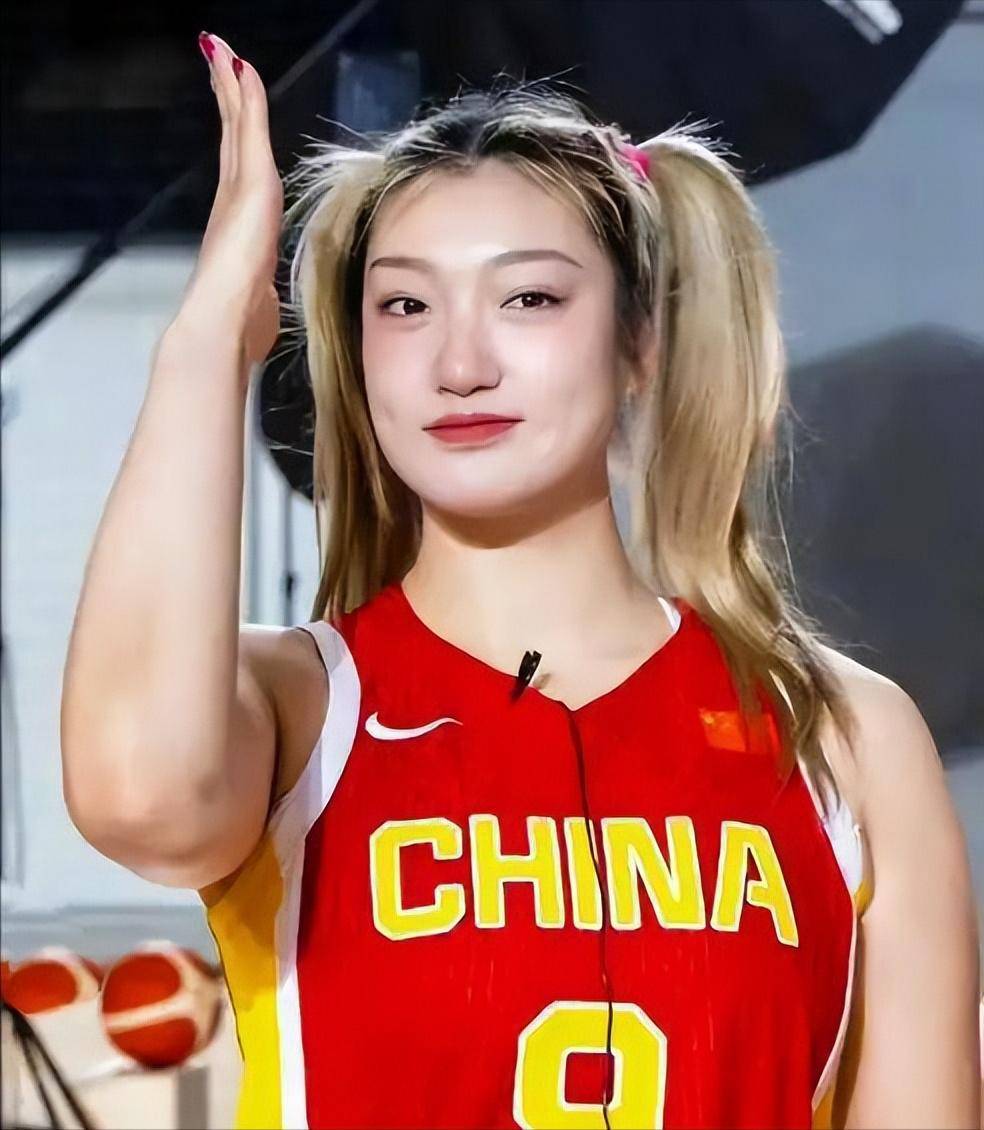 化妆染发做美甲，卷入“小三风波”的李梦，撕开体育圈的伪善