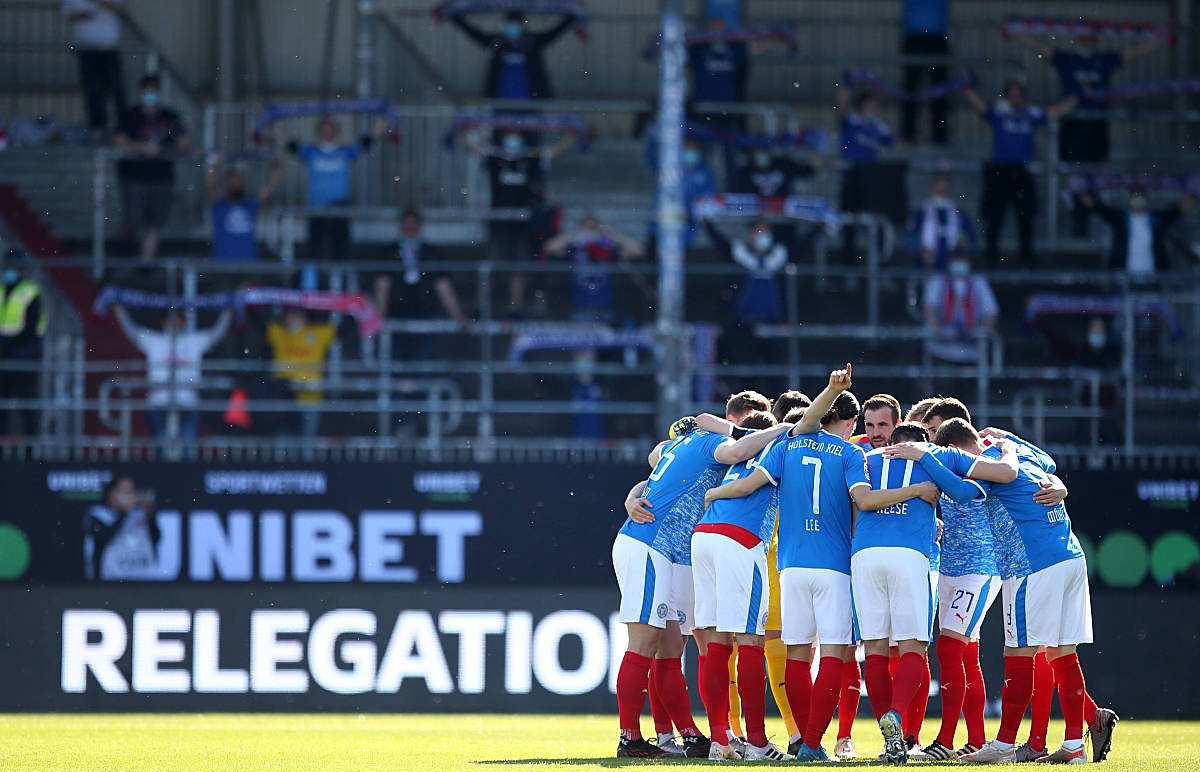 升班马比勒菲尔德迎战降班马荷尔斯泰因基尔,实力碾压对手!