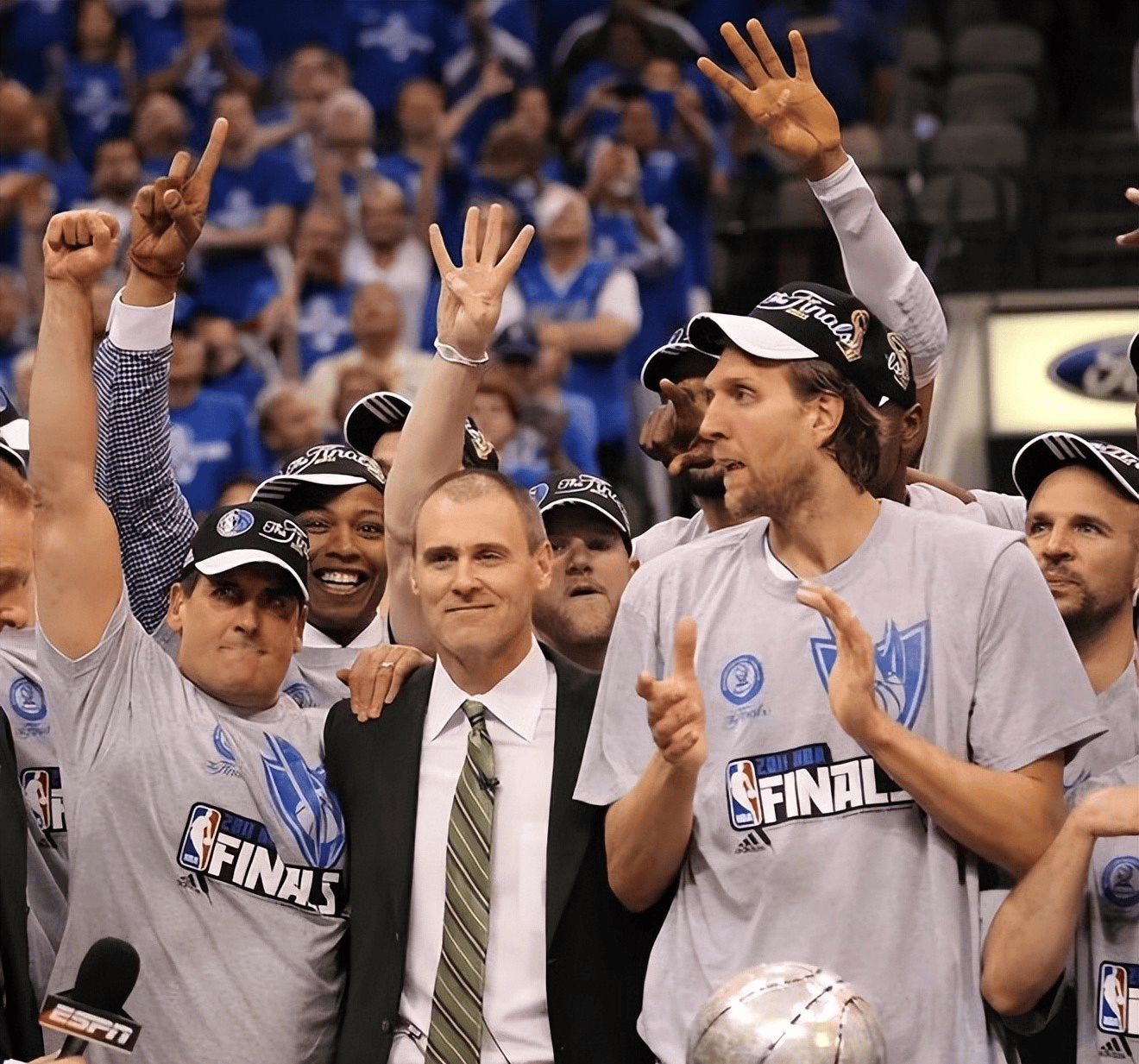 印第安纳步行者官方宣布，与65岁的主帅里克·卡莱尔达成一份多年续约合同